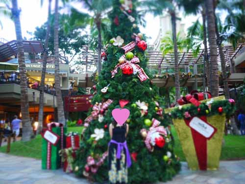 Royal Hawaiian Shopping Center before Christmas tree