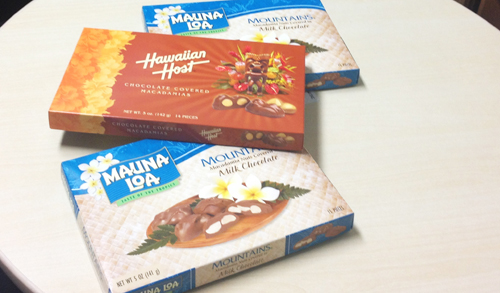 ハワイ旅行中見かけない日はないAUNA LOAとHAWAIIAN HOSTのマカデミアナッツチョコレート。