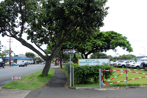カイルアタウン・ファーマーズ・マーケットの会場になっているカイルア小学校（Kailua elementary school）の入り口。車も十分に駐められるようになっています。