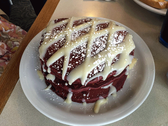 この上ないワイン色のレッドベルベットパンケーキ。
