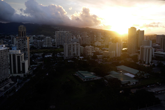 朝日がとても綺麗に見えるカリアタワーのシティービュー。いつものハワイとは違った眺めを楽しめます。