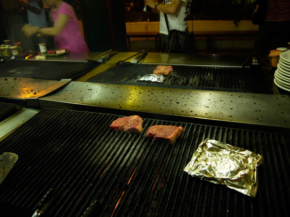 分厚いガッツリ肉を、大きな大きな熱い鉄板を使って、自分で焼いて食べます。