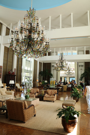 カハラホテルのロビー、キラキラした大きなシャンデリアが印象的