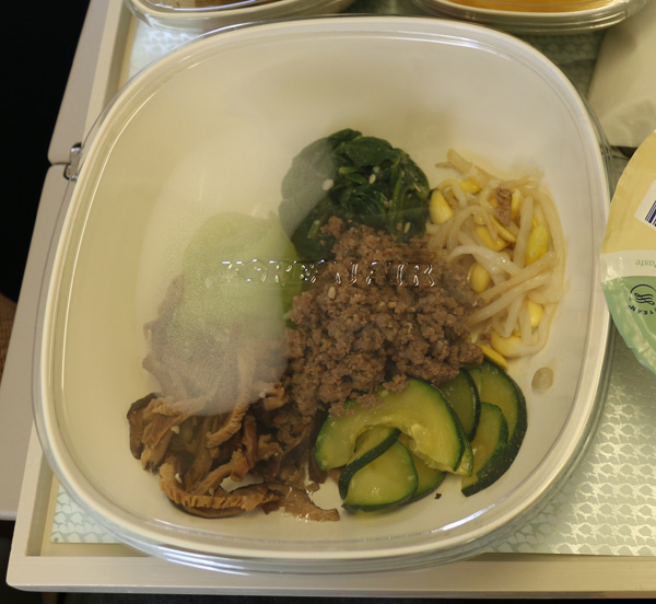 やっとありつけた、大韓航空の機内食、ビビンバ