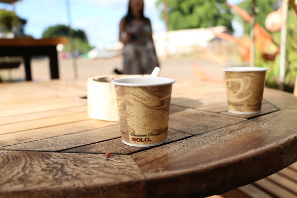 店の外にある休憩スペースでコーヒーを飲むことができます