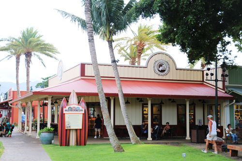 ノスタルジックな雰囲気の中に突如現る素敵な建物！Island Vintage Coffee のハレイワ店
