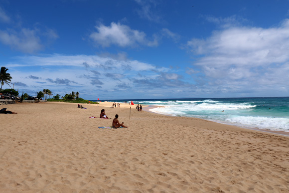 大波のいっぽうで、穏やかな一面も感じさせる広い砂浜。